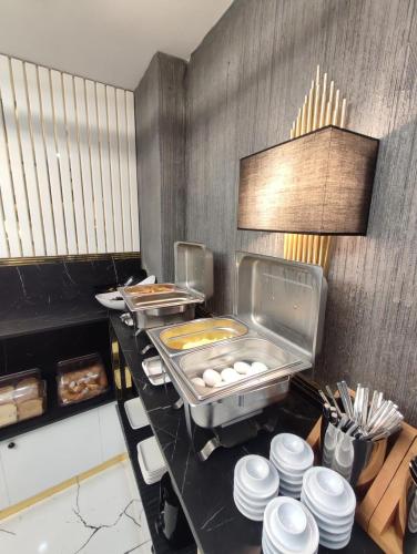 eine Küche mit einer Theke mit Essen darauf in der Unterkunft Hotel California in Istanbul