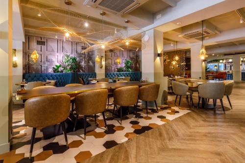 une salle à manger avec une grande table et des chaises dans l'établissement Hotel Restaurant Piccard, à Flessingue