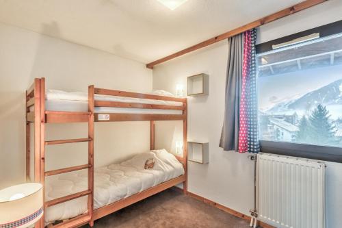 Cette chambre dispose de lits superposés, de 2 lits superposés et d'une fenêtre. dans l'établissement Résidence Pierre & Vacances La Rivière, à Chamonix-Mont-Blanc