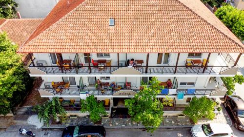 une vue aérienne sur une maison avec un toit orange dans l'établissement Xenia Palace luxury apartments, à Nea Vrasna