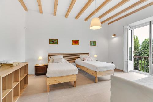 1 dormitorio con 2 camas y escritorio en Alessia's Flat- Naviglio Grande en Buccinasco