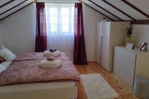 Voodi või voodid majutusasutuse Holiday house "Acacia", for two with pool, Dol toas