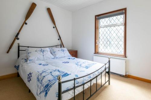 Schlafzimmer mit einem Bett mit blauer und weißer Bettwäsche in der Unterkunft Stylish 2BD Family Hideaway in Dover in Dover