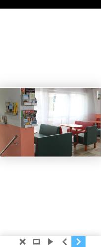 - un salon avec un canapé et une table dans l'établissement HOTEL Eisenbahn, à Crailsheim