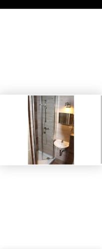 - une vue sur une chambre avec un miroir dans l'établissement HOTEL Eisenbahn, à Crailsheim