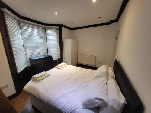 Postel nebo postele na pokoji v ubytování Large 4 Bedroom House In Central London