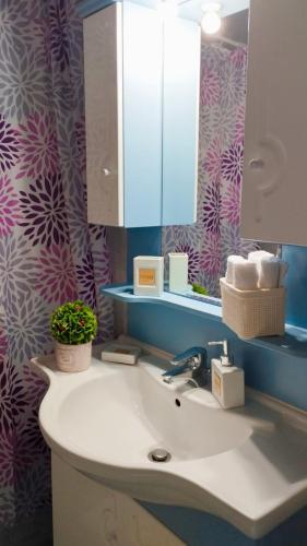 a bathroom with a sink and a mirror at Anna's Cozy Place in Sparta