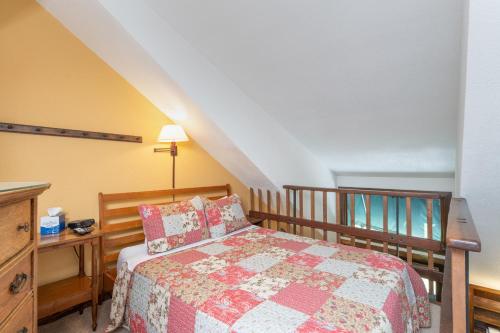 1 dormitorio con cama y vestidor con cama sidx sidx sidx sidx sidx sidx sidx en Manitou Lodge 10 Hotel Room en Telluride