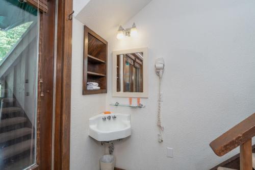 baño con lavabo y teléfono en la pared en Manitou Lodge 10 Hotel Room, en Telluride