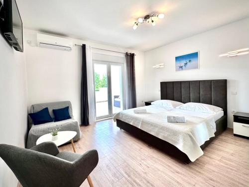1 dormitorio con 1 cama, 1 sofá y 1 silla en Villa Duce in Omis, private pool, en Duće