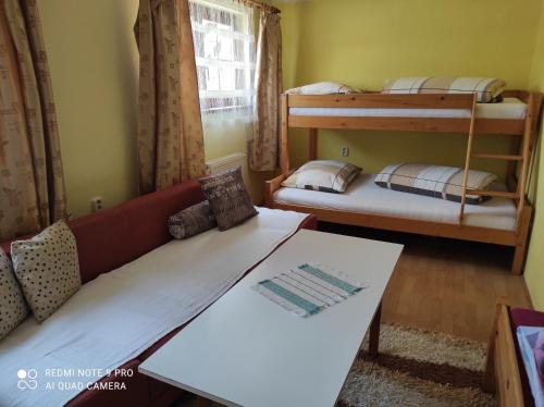 Двуетажно легло или двуетажни легла в стая в Privat ALMA