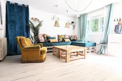 un salon avec un canapé et une table basse dans l'établissement Cosy Eden 2CH - Foire Expo & Stationnement gratuit, à Pau