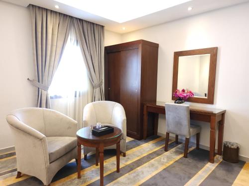 a room with two chairs and a table and a mirror at دار ود للشقق المخدومة Dar Wed in Jeddah