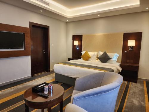 a hotel room with a bed and a tv at دار ود للشقق المخدومة Dar Wed in Jeddah