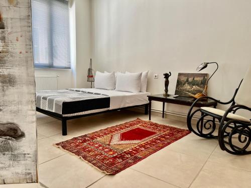 1 dormitorio con 1 cama, 1 mesa y 1 silla en Monastiraki Loft AthensApart en Atenas