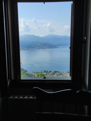 una ventana con vistas a una masa de agua en Appartamento vista sul lago, en Musignano