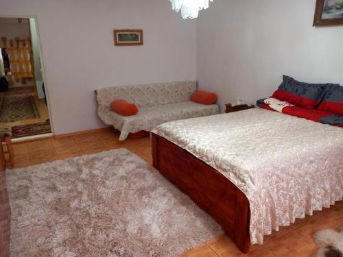 ein Wohnzimmer mit 2 Betten und einem Sofa in der Unterkunft Casa Simerea in Mălini