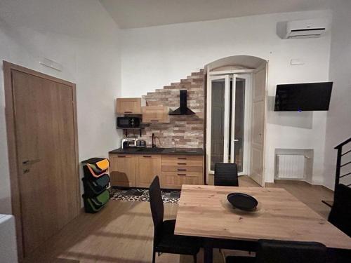 een woonkamer met een tafel en een keuken bij Il Pilone in Barletta