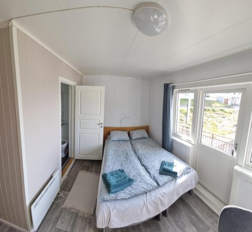 um quarto com uma cama e uma janela em Sleep In em Nordmannset