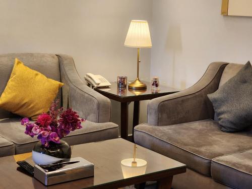 a living room with two couches and a table at دار ود للشقق المخدومة Dar Wed in Jeddah