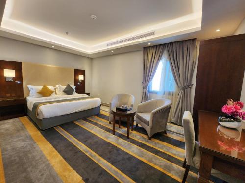ジッダにあるدار ود للأجنحة الفندقية Dar Wedのベッドとデスクが備わるホテルルームです。