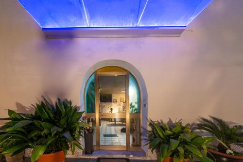 ein Gebäude mit einer blauen Decke mit Pflanzen in der Unterkunft Villa dei Sogni - Aparthotel Ischia Ponte in Ischia