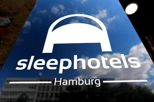 um sinal com uma fechadura na janela de aessen habitats hamburger em Sleephotels em Hamburgo