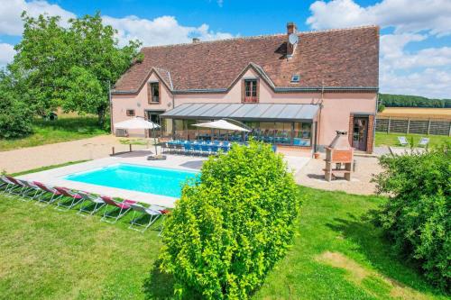 une vue aérienne d'une maison avec piscine dans l'établissement Crazy Villa Chalonie 28 - Heated pool - Soccer - Basket - 2h Paris - 30p, à Happonvilliers