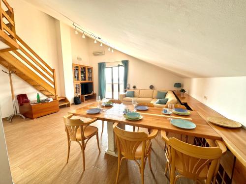 ein Wohnzimmer mit einem großen Holztisch und Stühlen in der Unterkunft PalmOliva in Rafailovici