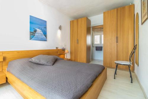 Кровать или кровати в номере Casa de vacaciones con piscina y vistas al lago- Empurialola -138