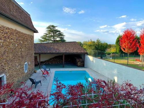 una piscina en el patio trasero de una casa en Charmant Studio 25 m² avec mezzanine et piscine, en Tilh