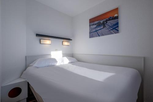 Postel nebo postele na pokoji v ubytování Résidence Pierre & Vacances Saskia Falaise
