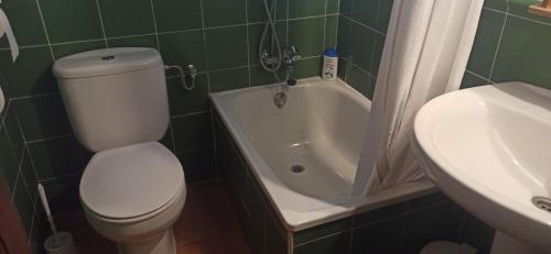 Łazienka z białą toaletą i umywalką w obiekcie Finca La Josa, Candeleda, Gredos, VUTAV397 w mieście Candeleda