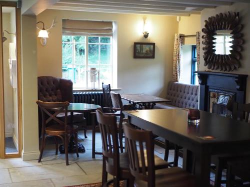 un restaurante con mesas y sillas y una chimenea en The Star Inn en North Dalton