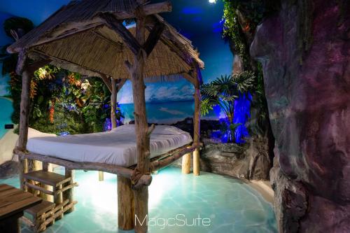 - un lit dans un kiosque au bord de la piscine dans l'établissement Hotel Carosello, à Pontecagnano