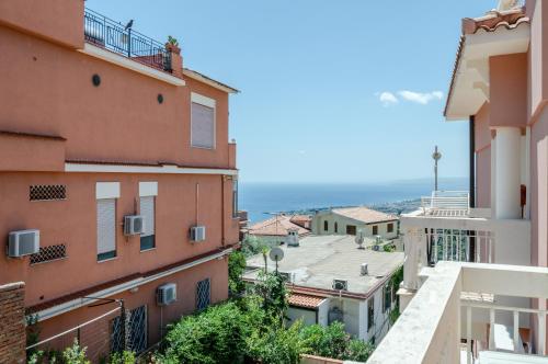 タオルミーナにあるTaormina Sea View Studioの建物のバルコニーからの眺め