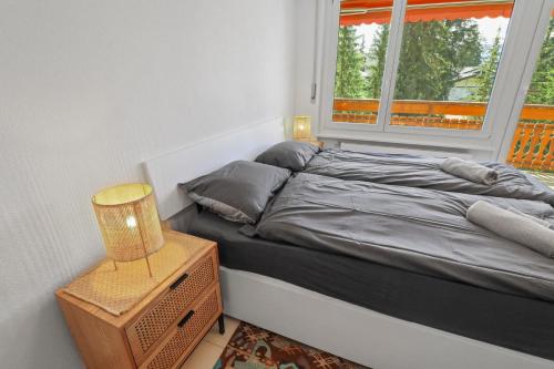 a small bedroom with a bed and a window at Studio paisible et chaleureux in Crans-Montana