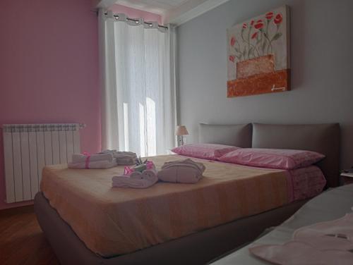 sypialnia z łóżkiem z butami w obiekcie B&B A TAVERNA w mieście Lauria Inferiore