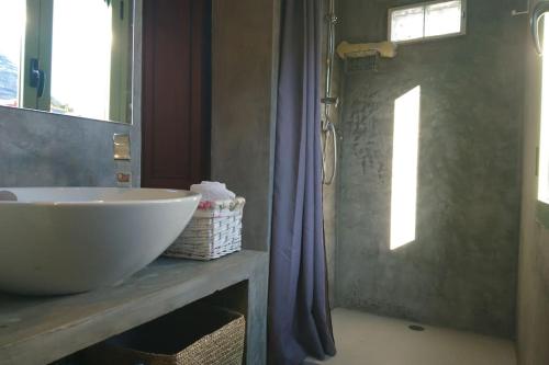 y baño con lavabo blanco grande y ducha. en Villa familiar en la montaña, con acceso a piscina, en Denia