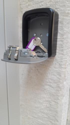 a door latch with a pair of keys in it at Ellamar City Center Apartment 2 in Makarska