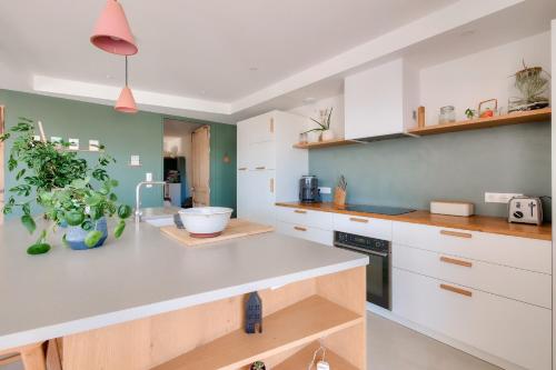 Photo de la galerie de l'établissement Villa d'architecte avec Piscine chauffée et jardin, à Rivedoux-Plage