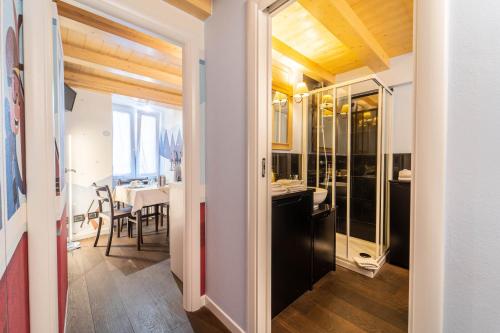 Zimmer mit Küche und Esszimmer in der Unterkunft B&B Nonna Costantina in Chiavenna