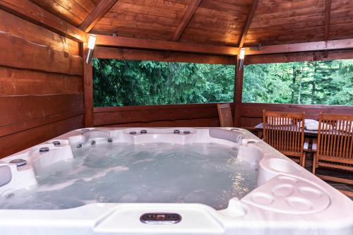 a jacuzzi tub in the middle of a cabin at TatryTop Alpejski SPA in Kościelisko