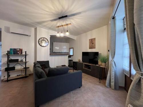 un salon avec un canapé bleu et une télévision dans l'établissement Appartement centre ville, à Pernes-les-Fontaines