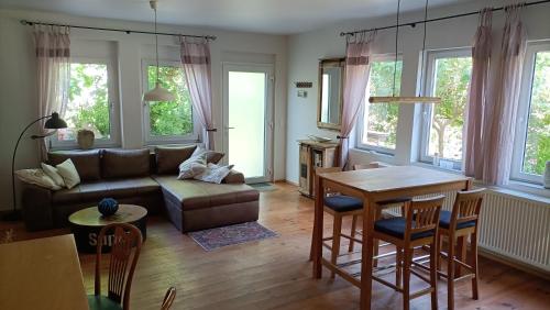 sala de estar con sofá y mesa en Casa Verde Sinnerthal, en Neunkirchen