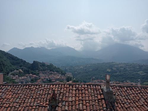 a view of a roof of a town with mountains at B&B A TAVERNA in Lauria
