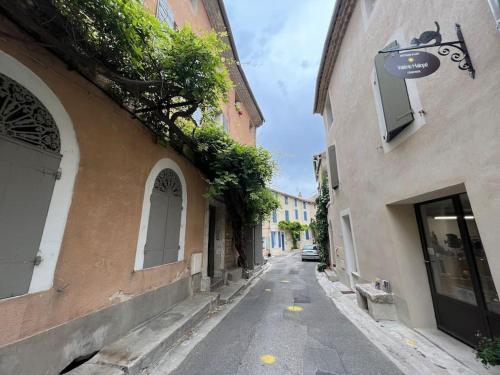 une rue vide dans une ruelle entre deux bâtiments dans l'établissement Appartement centre ville, à Pernes-les-Fontaines