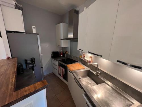 a kitchen with a sink and a counter top at Appartement au coeur du village in Pernes-les-Fontaines