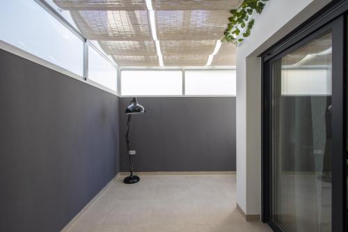 een hal met een dakraam in een gebouw bij Nuez Moscada ID167 in Villamartin