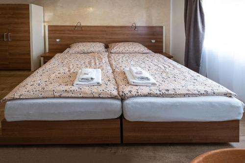 Una cama o camas en una habitación de U Katalpy